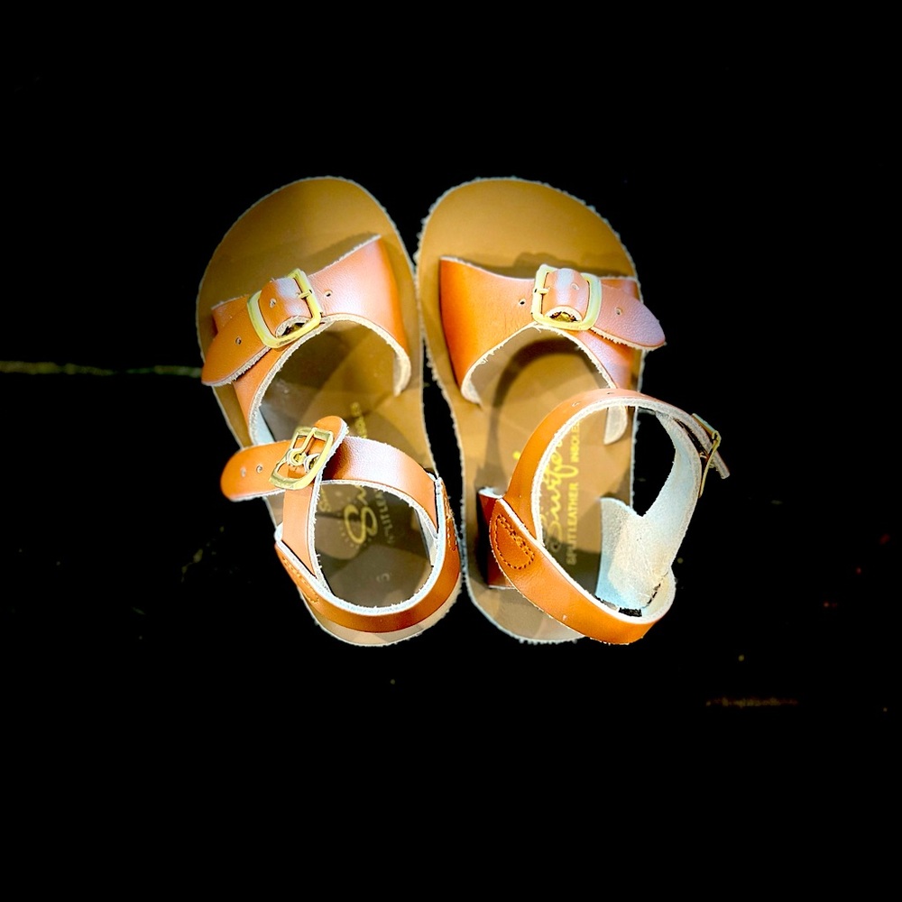 Like new Saltwater sandal in brown size 6